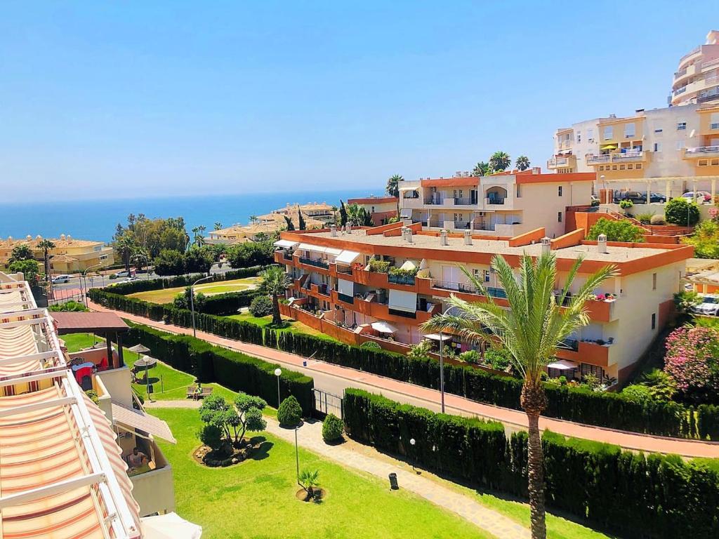 een luchtzicht op een stad met gebouwen bij Seaview Apartment with Great Amenities & Facilities in Benalmádena