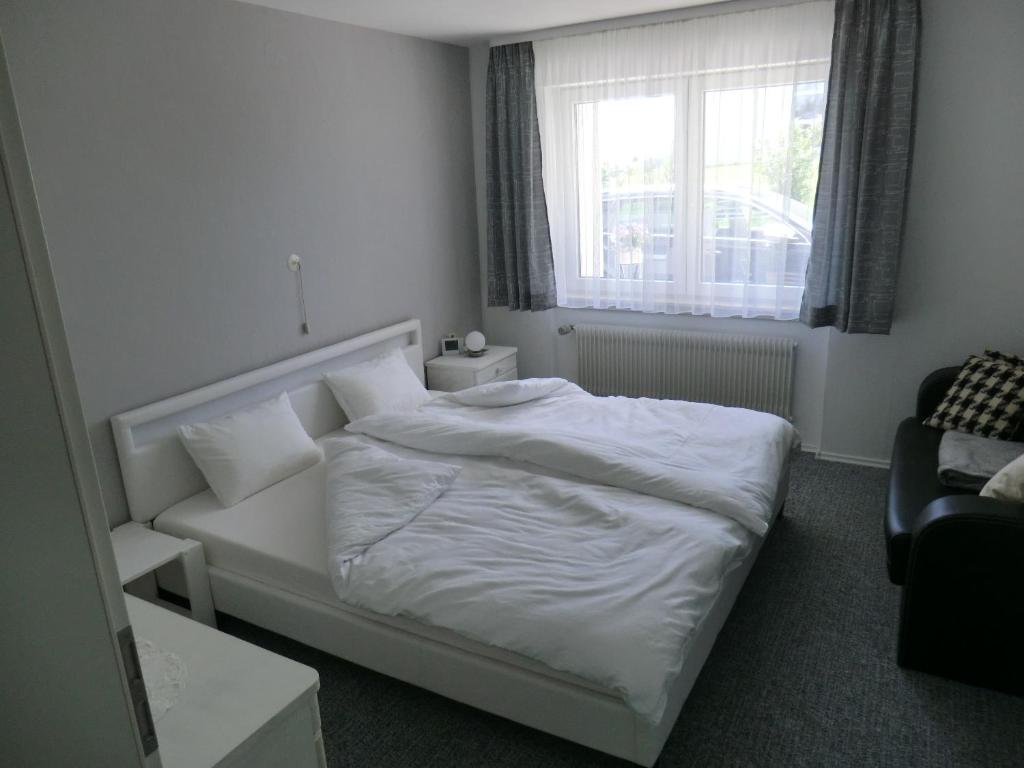 Кровать или кровати в номере Fam.Schwenkel