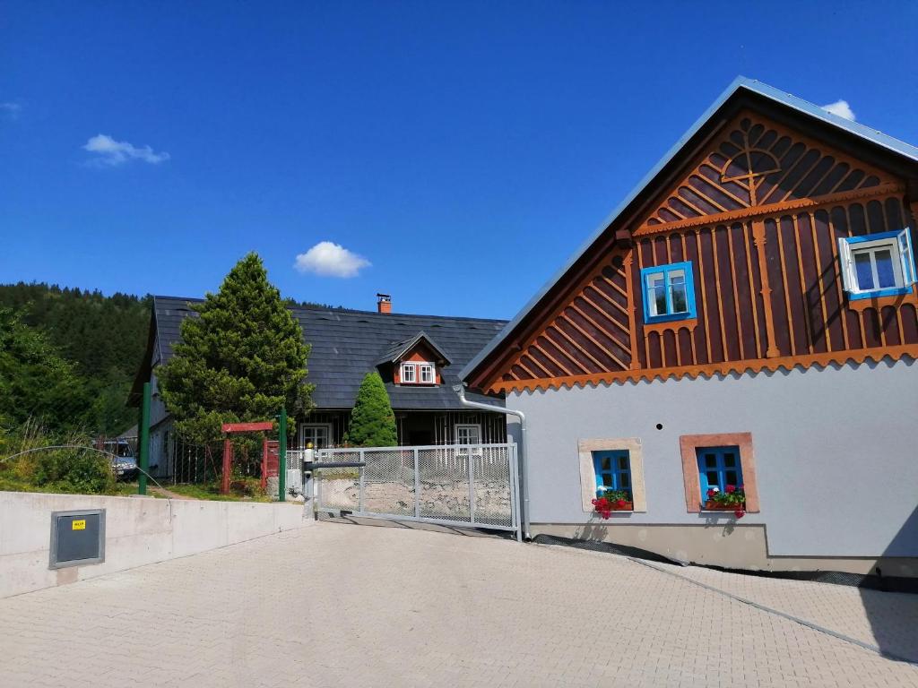 dom z drewnianym dachem i podjazdem w obiekcie Apartmány stará škola w Swobodzie nad Upą