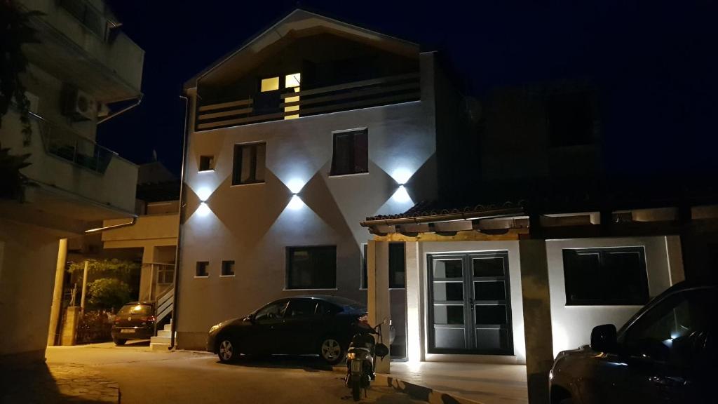 un'auto parcheggiata di fronte a un edificio di notte di Elizabeta Deluxe Rooms a Biograd na Moru