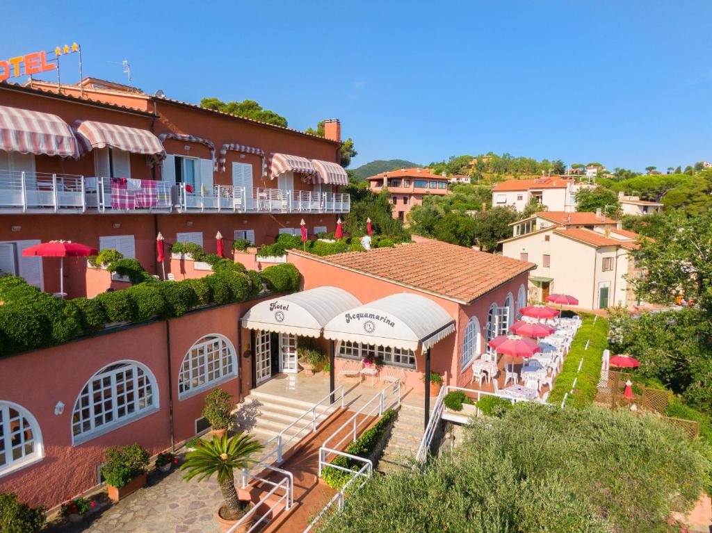 an aerial view of a hotel with tables and umbrellas at Hotel Acquamarina in Portoferraio
