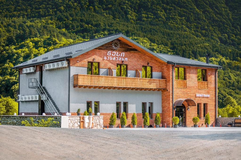 ein Gebäude an der Seite eines Berges mit Bäumen in der Unterkunft Hotel Tsesi in Tsesi