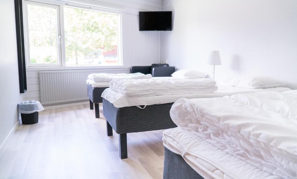 Кровать или кровати в номере Karlskoga Folkhögskola Vandrarhem Udden