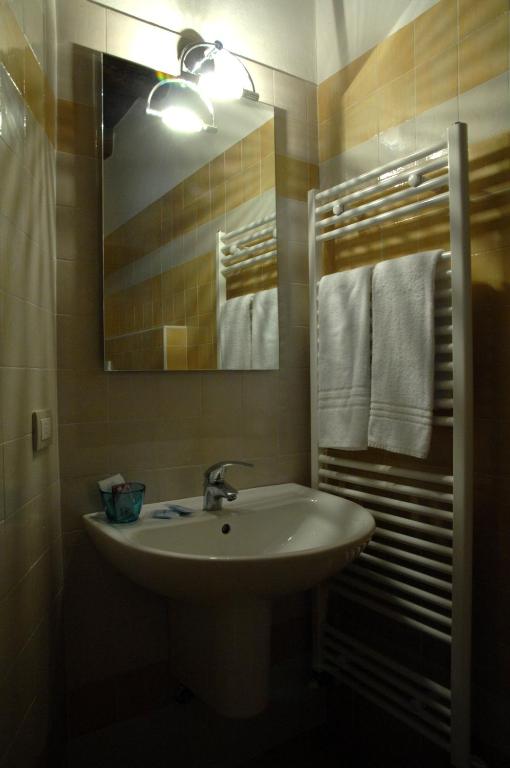Koupelna v ubytování Albergo Parigi