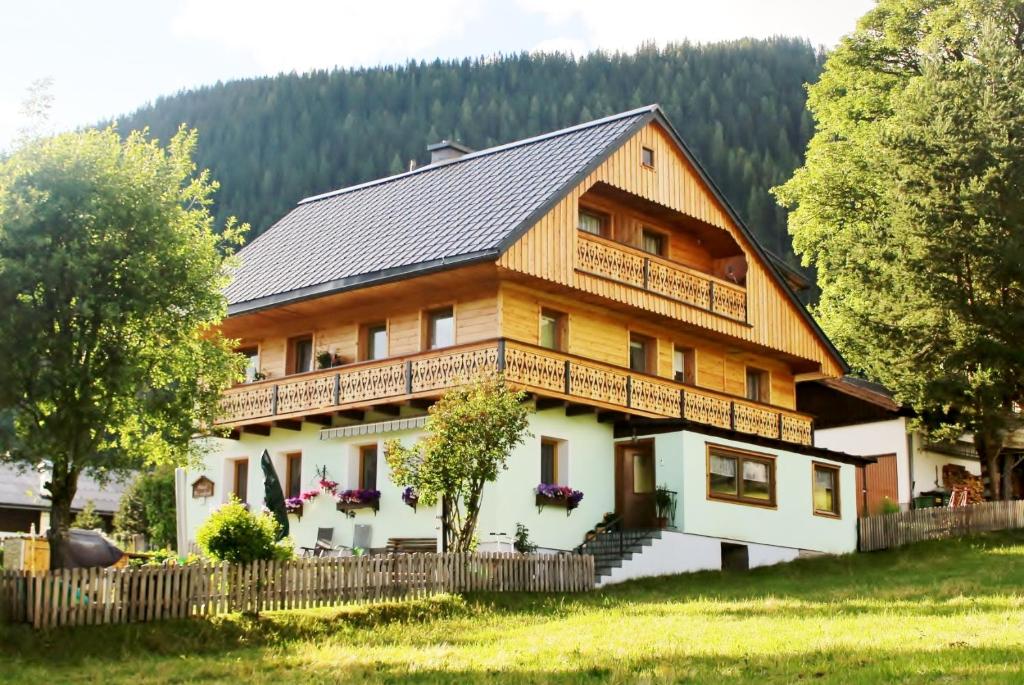 una gran casa de madera con techo negro en Haus Friedeck, en Ramsau am Dachstein