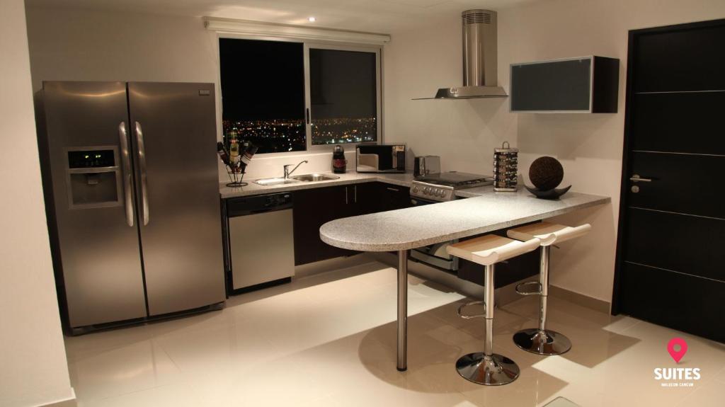 A cozinha ou cozinha compacta de Suites Malecon Cancun