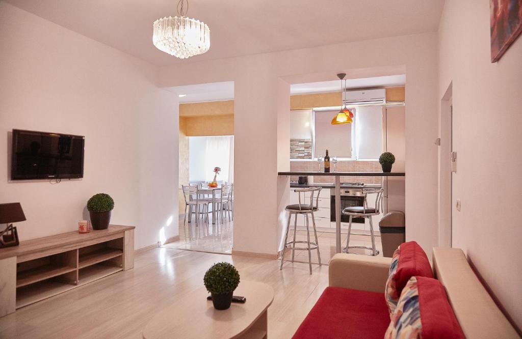 コンスタンツァにあるGabizz Apartmentsのリビングルーム、キッチン(ソファ、テーブル付)
