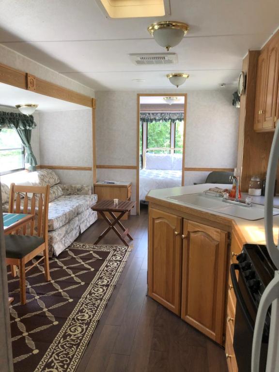 Köök või kööginurk majutusasutuses Garden Bay Hideaway - Glamping & RV