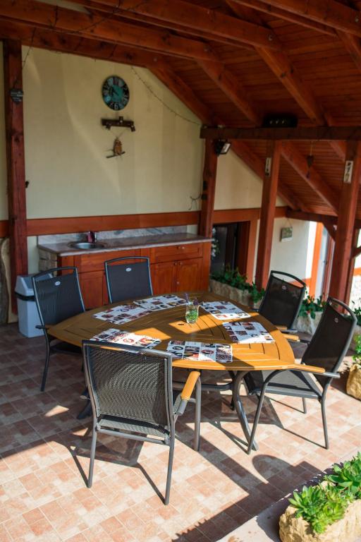 Posezení v ubytování Chata Valca PATJA-v letnej sezóne pri prenajatí aj jedného apartmánu uzavrieme ostatné apartmány-záleží na na pohodlí našich hostí