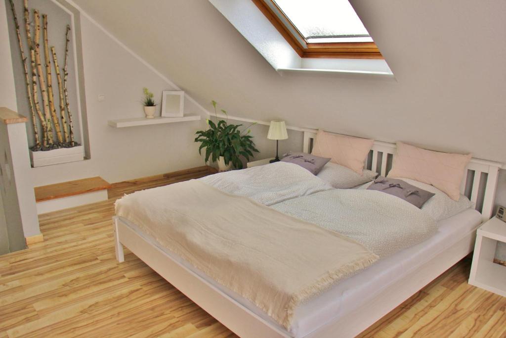 מיטה או מיטות בחדר ב-Ferienwohnung Vulkaneifel Daun