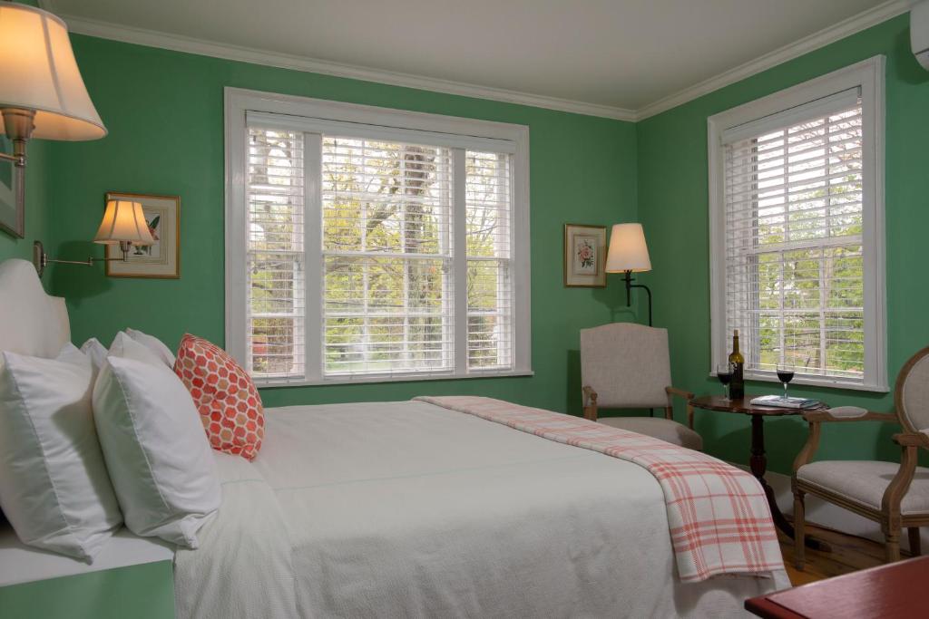 Village Inn - King Room (Maximum 2 Guests, Including Children)