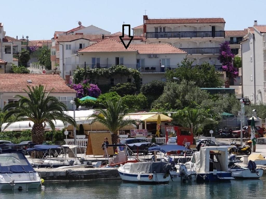 eine Gruppe von Booten, die in einem Yachthafen mit Gebäuden angedockt sind in der Unterkunft Apartments Mara - 70m from the sea in Trogir