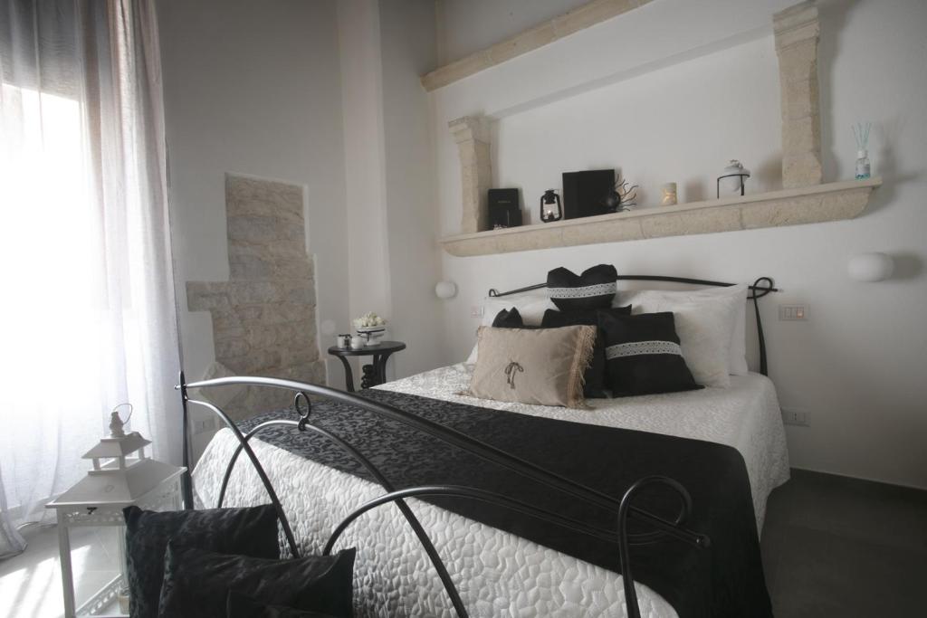 een slaapkamer met een bed met zwart-witte kussens bij Torre Elisa in Bisceglie