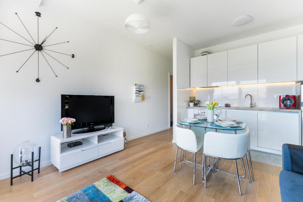 Televízia a/alebo spoločenská miestnosť v ubytovaní Apartment StellaMare