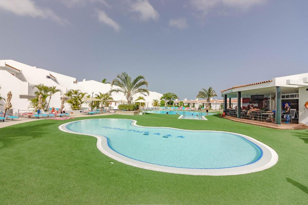 uma representação de uma piscina num resort em Huge Sunny Terrace Heated Pool Costa Adeje em Adeje