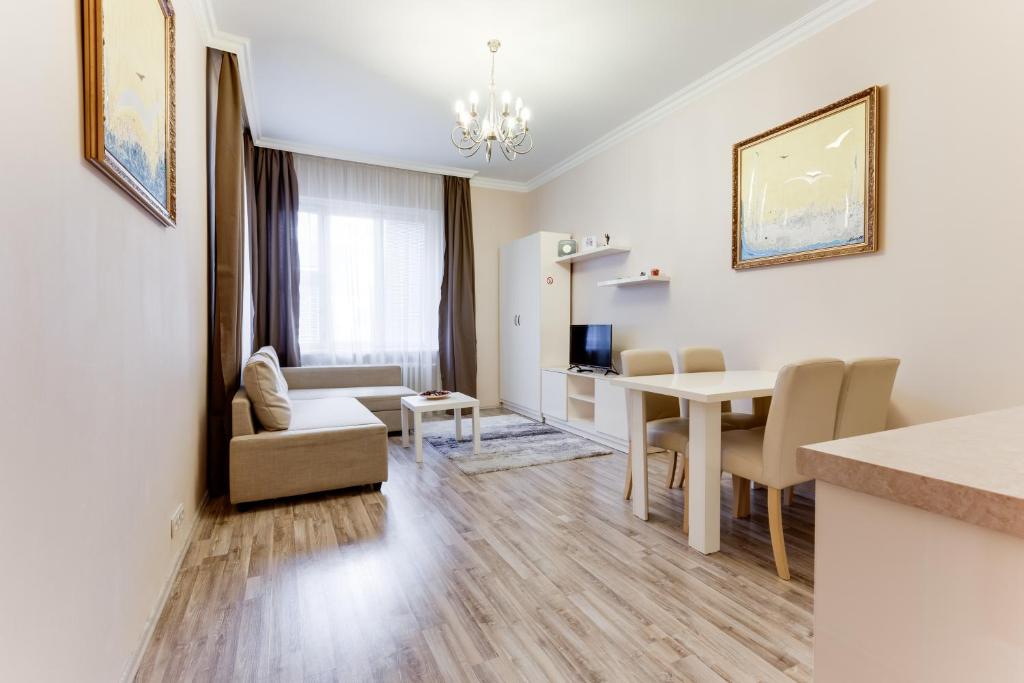 sala de estar con mesa y comedor en Apartment Masná 21, en Praga