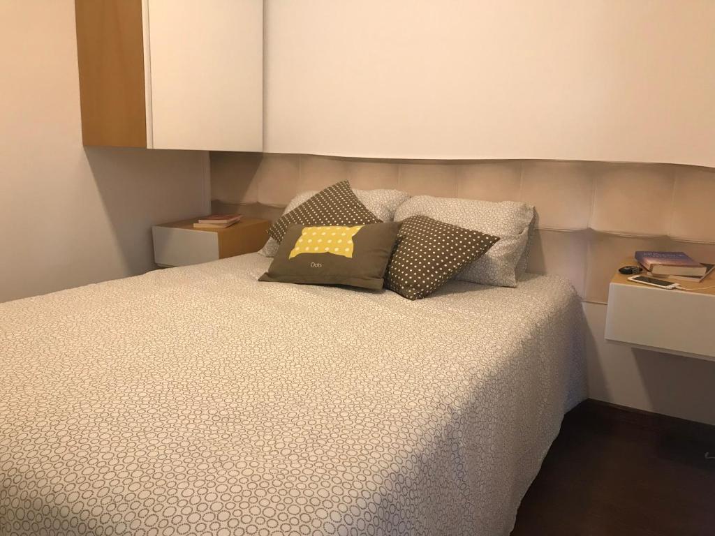 um quarto com uma cama com almofadas em Pousio- Rural Appartments em Vagos