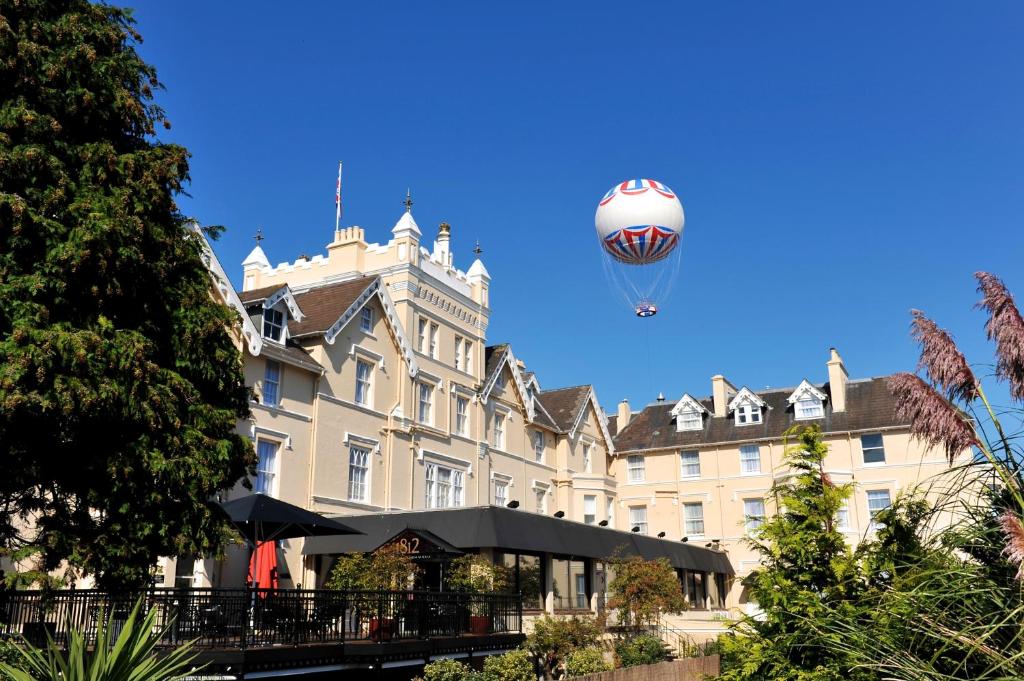 una mongolfiera che vola sopra un edificio di Royal Exeter Hotel a Bournemouth