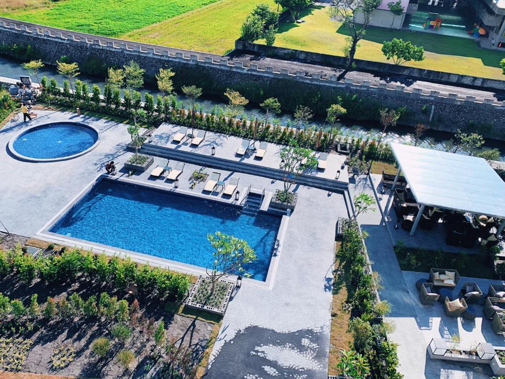een uitzicht over het zwembad met ligstoelen bij Tsang Kuo Resort in Wujie