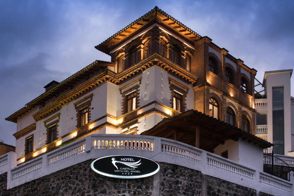 Vista del Angel Hotel Boutique في كيتو: مبنى كبير امامه لافته