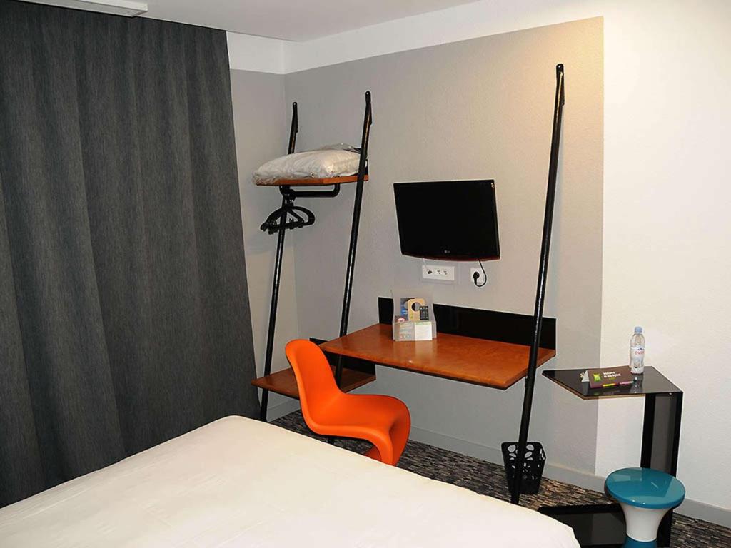 TV a/nebo společenská místnost v ubytování Ibis Styles Chambery Centre Gare