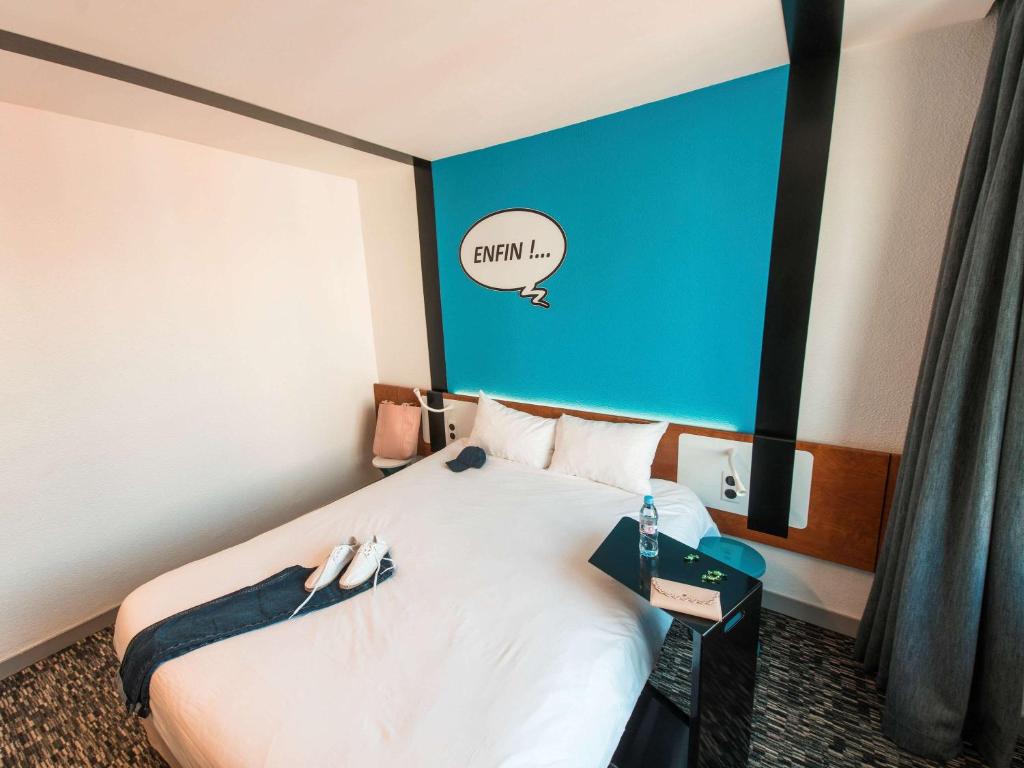 Postel nebo postele na pokoji v ubytování Ibis Styles Chambery Centre Gare