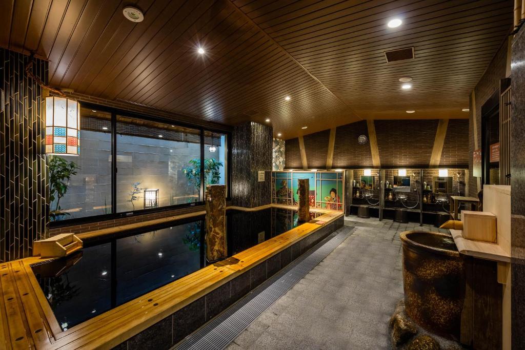 東京にある天然温泉 凌雲の湯 御宿 野乃 浅草のバーのある建物内のプール