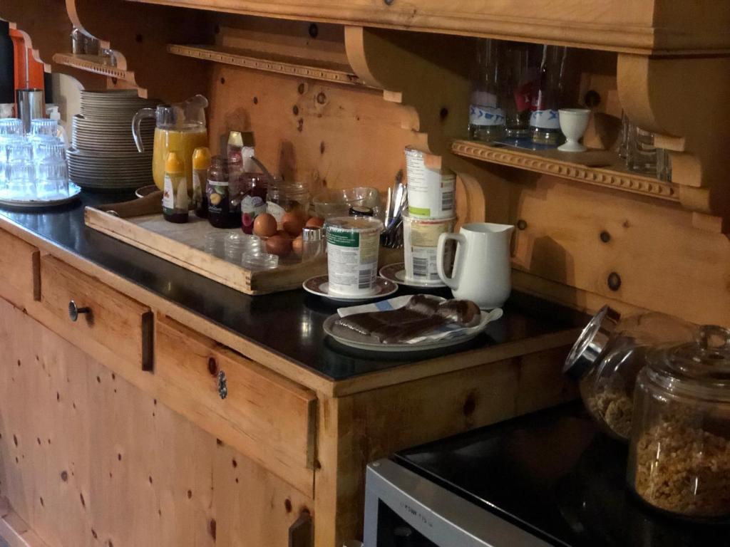 Kuchyň nebo kuchyňský kout v ubytování Hotel Adler Garni