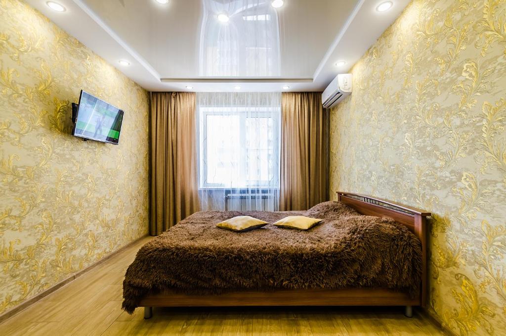 サマラにあるApartment on Dibenkoのベッドルーム1室(枕2つ付)