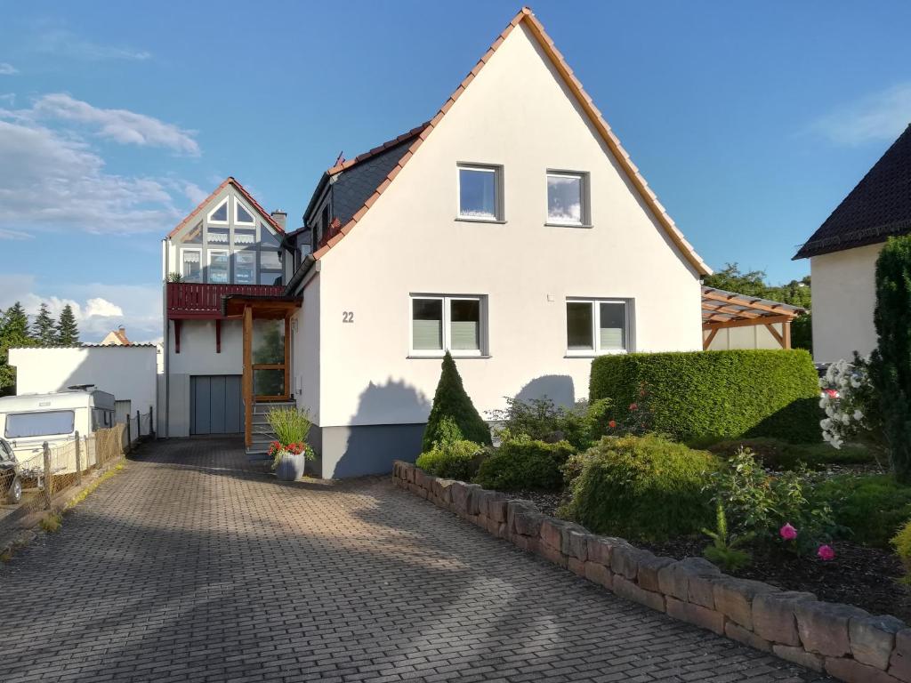 uma casa branca com uma entrada em Gästezimmer 1 mit Bad em Angersbach
