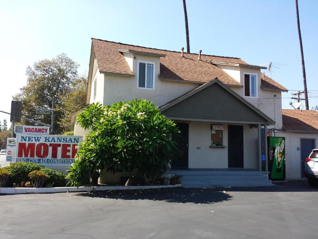 een huis met een nieuw huurmotel bord ervoor bij New Kansan Motel in Rancho Cucamonga