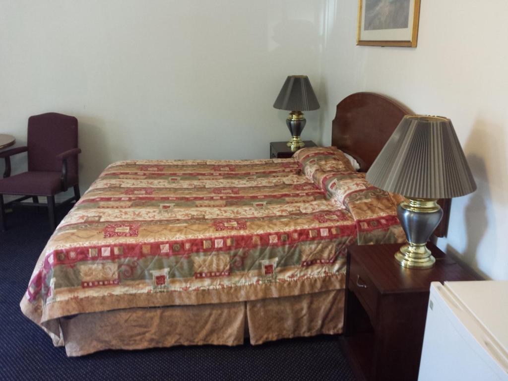 New Kansan Motel - King Room With Sofa Bed