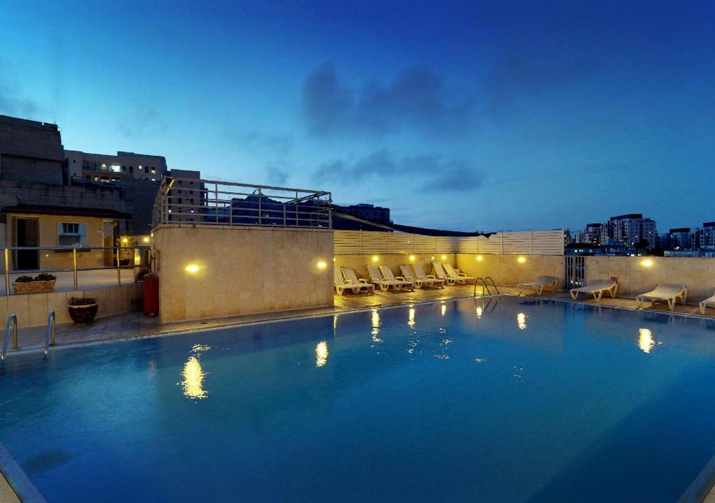 Bazén v ubytování Caesar Premier Jerusalem Hotel nebo v jeho okolí
