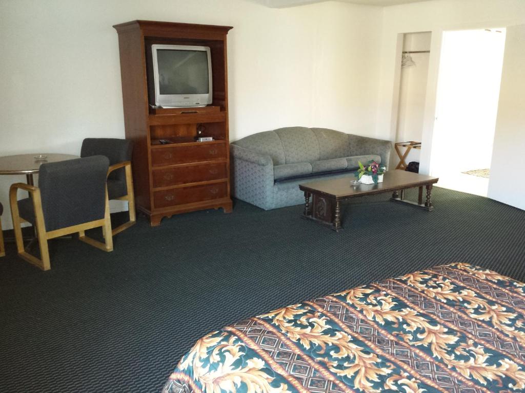 New Kansan Motel - Queen Room With Two Queen Beds