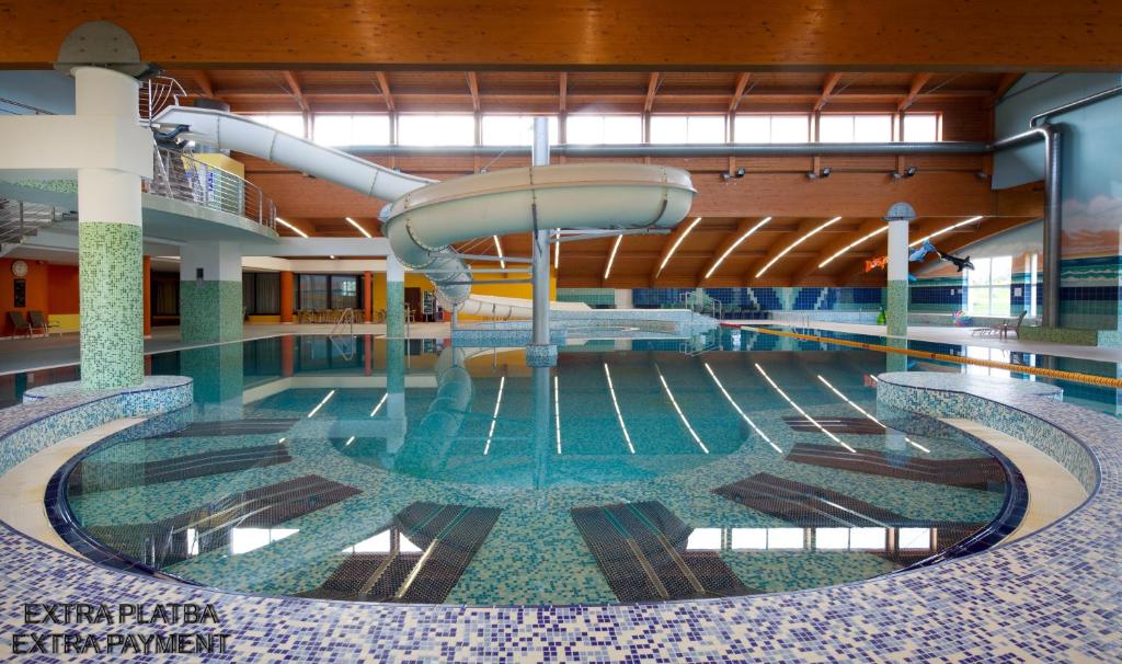 Bazén v ubytování LIPNO WELLNESS - FRYMBURK HOTEL private family room nebo v jeho okolí