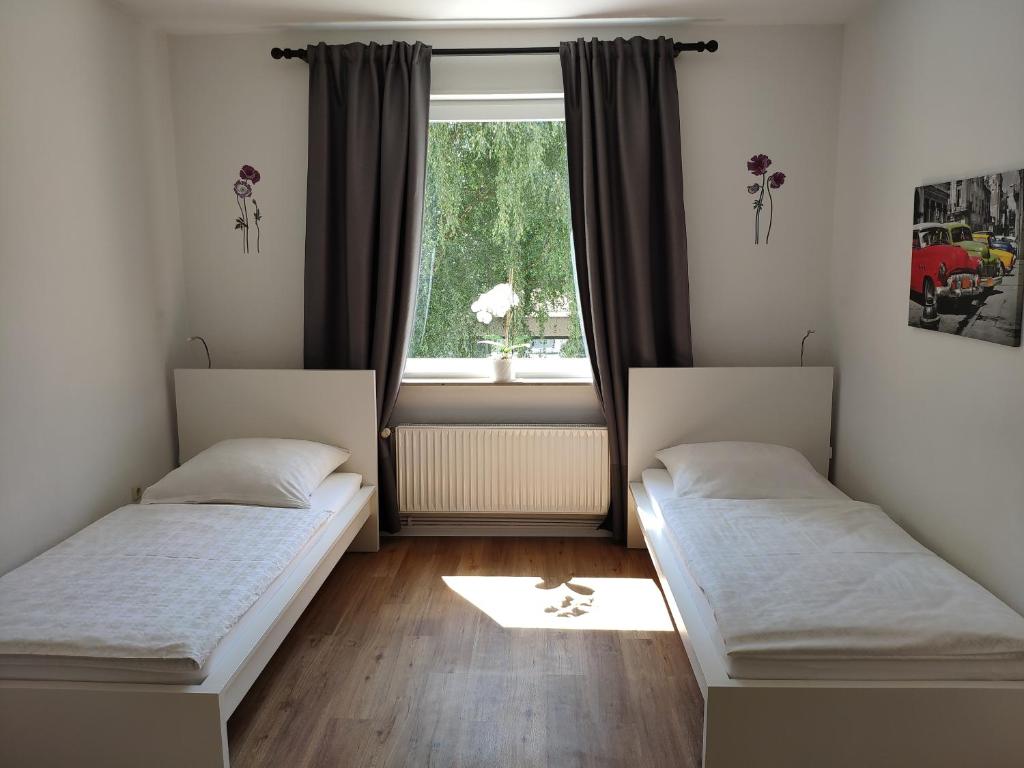 2 camas en una habitación con ventana en Wohnung in Hannover Zentrum, en Hannover