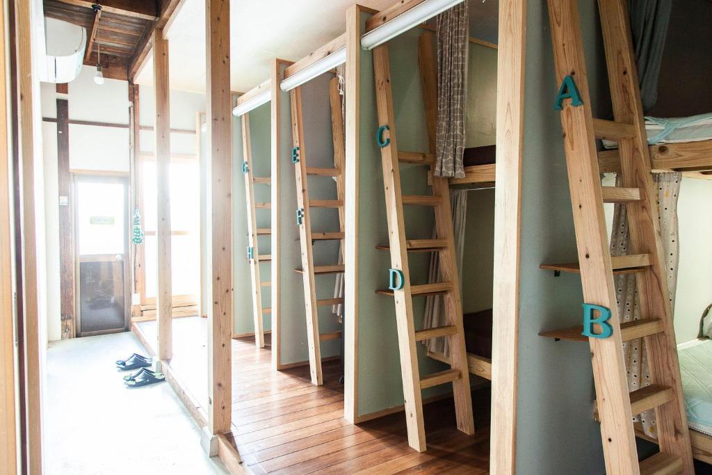 Palanda nebo palandy na pokoji v ubytování Fukuoka Guesthouse HIVE