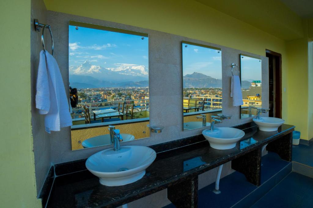 Vista generica sulle montagne o vista sulle montagne dall'interno dell'hotel