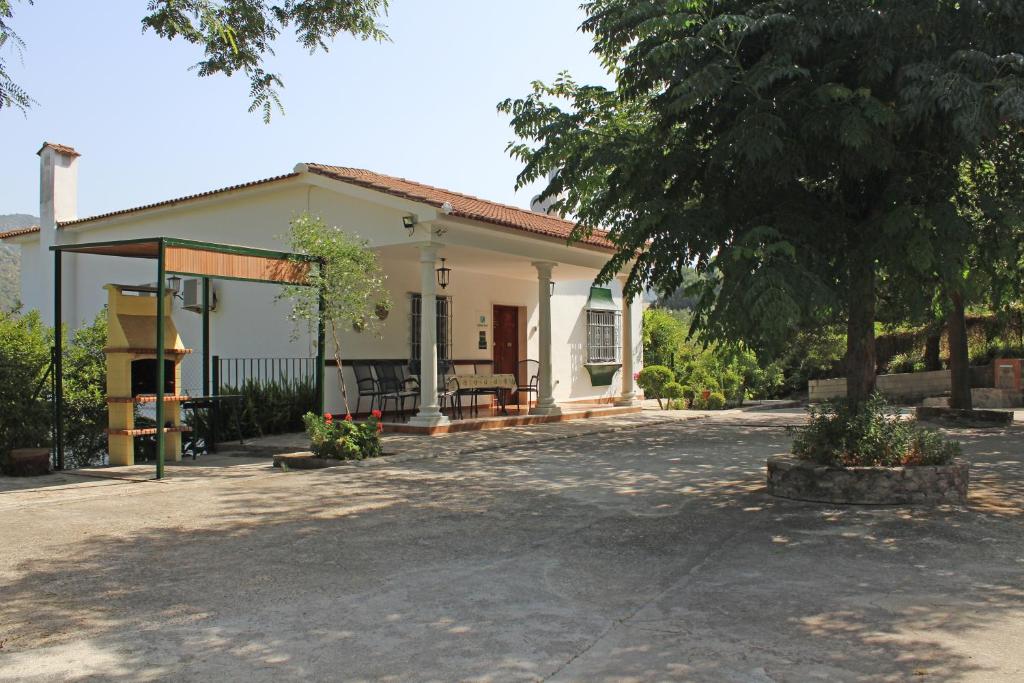 una casa con un pabellón delante de ella en Casa Rural La Fresneda, en Ubrique