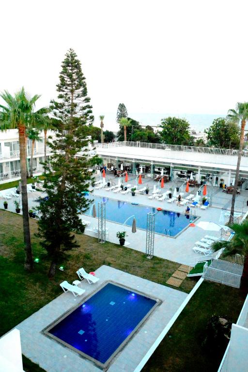 Bazén v ubytování Lysithea Hotel nebo v jeho okolí