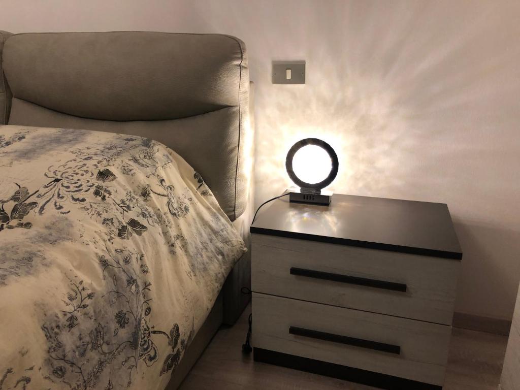 uma cama com uma cómoda com um espelho em Locazione Turistica Da Titty em Piacenza