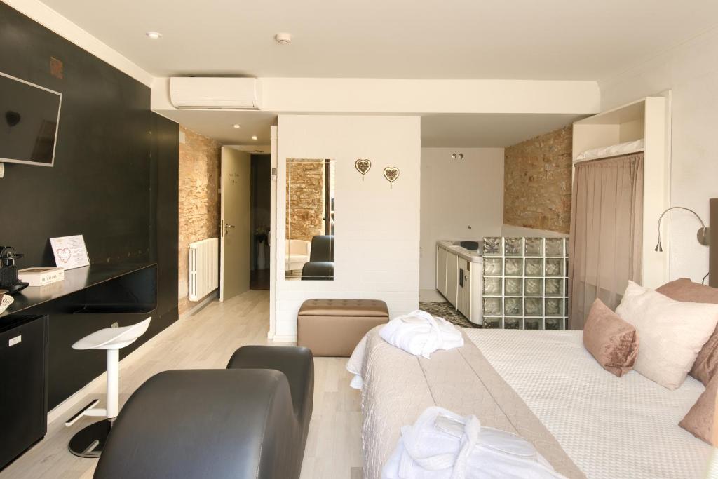 Televízia a/alebo spoločenská miestnosť v ubytovaní Hotel-Spa Classic Begur