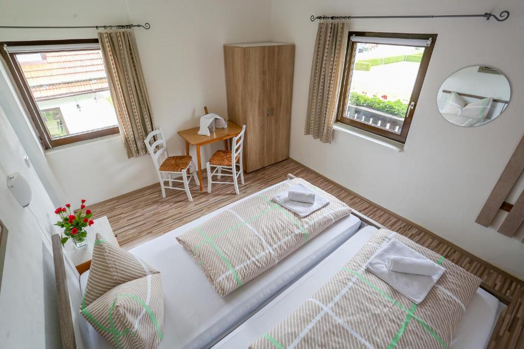 Postel nebo postele na pokoji v ubytování Pension Rauschberghof