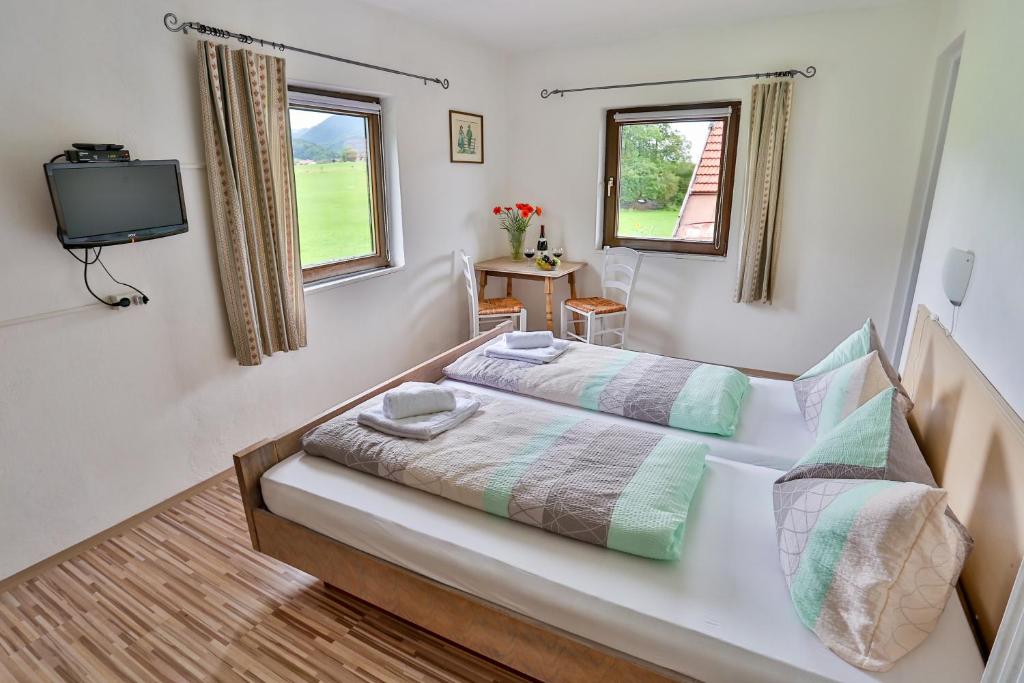 Postel nebo postele na pokoji v ubytování Pension Rauschberghof