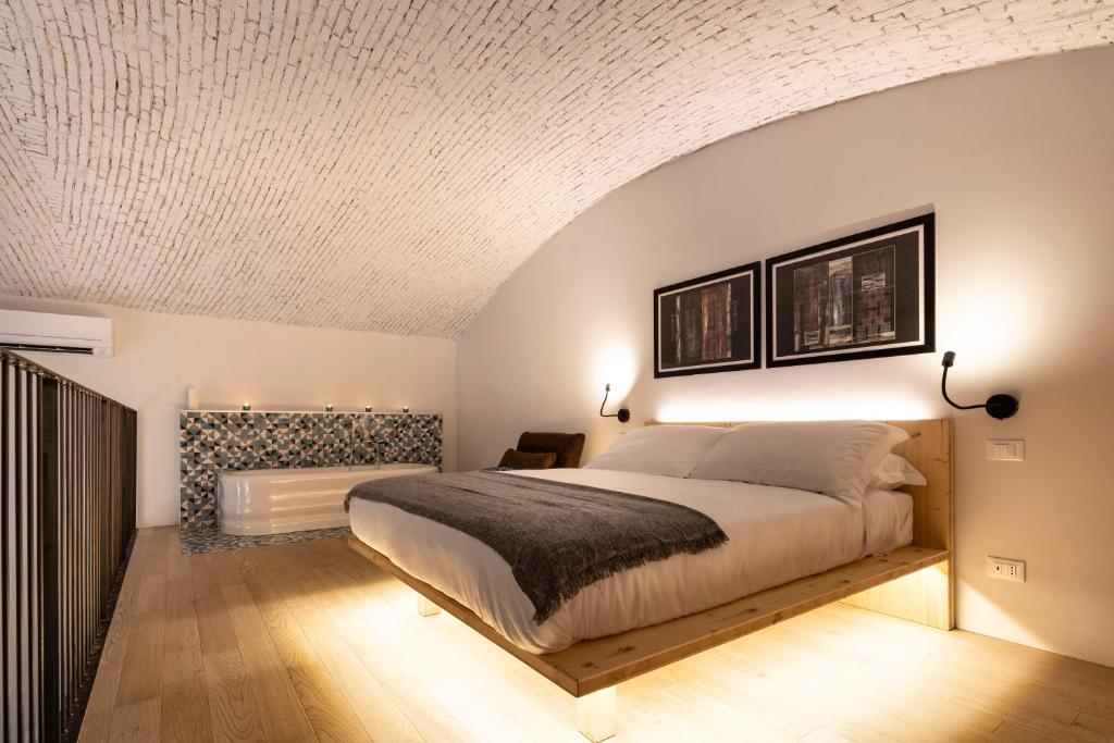 een slaapkamer met een bed en een wit plafond bij Design Loft Corte Kalister in Trieste