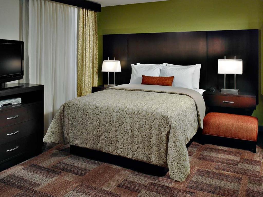 Postel nebo postele na pokoji v ubytování Staybridge Suites Longview by IHG
