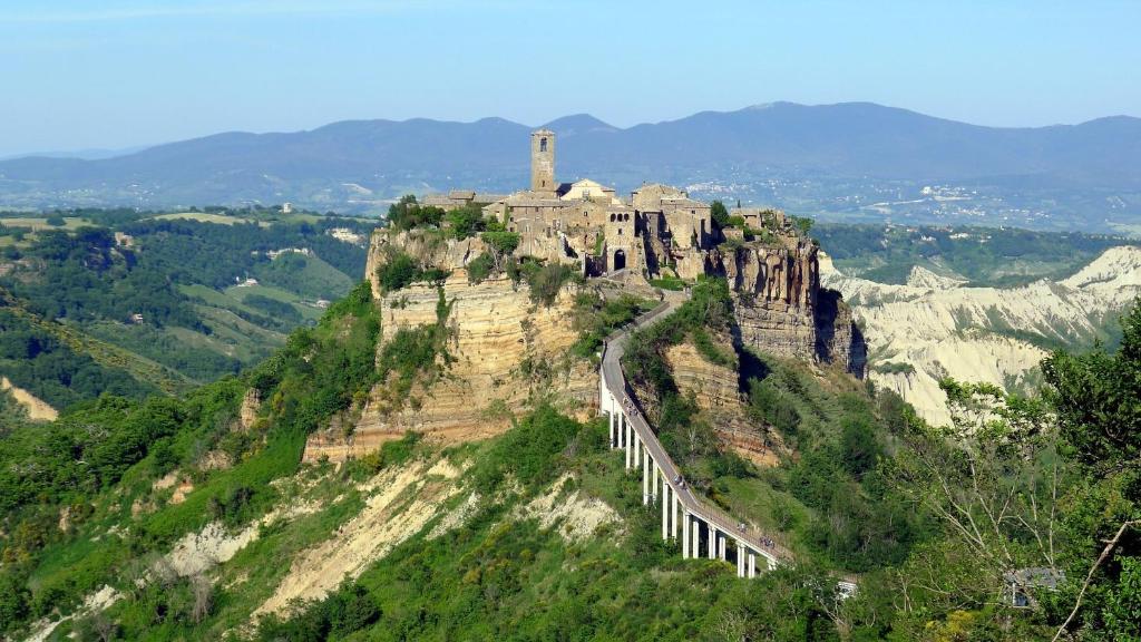 zamek na szczycie góry z pociągiem w obiekcie B&B SAN FRANCESCO w mieście Bagnoregio