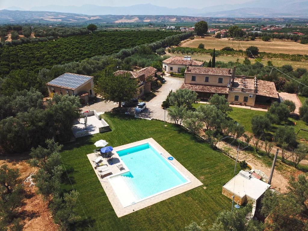 een luchtzicht op een landgoed met een zwembad bij Agriturismo Frangivento in Casa Giosafat
