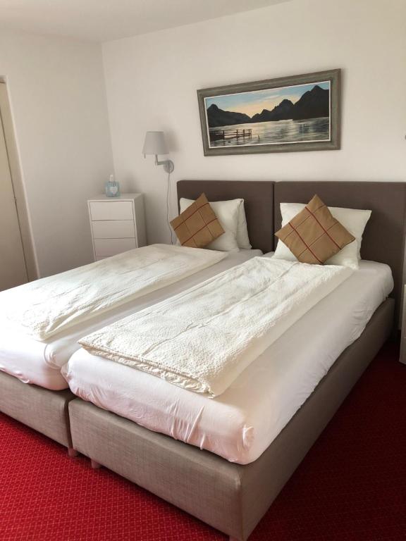 Postel nebo postele na pokoji v ubytování Hotel Adler Garni