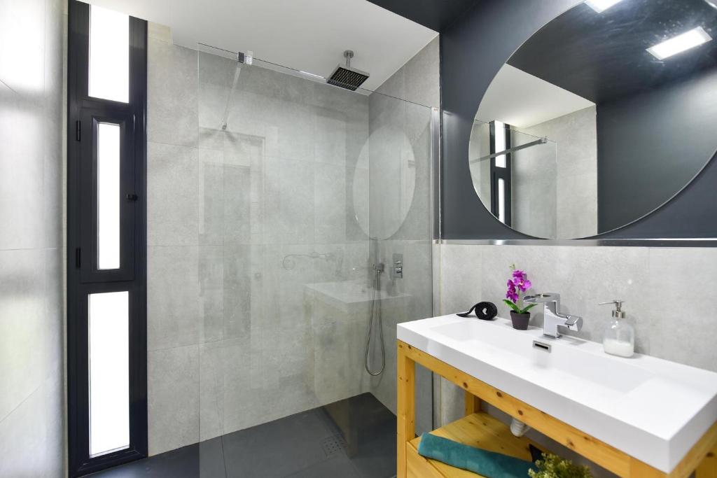 Koupelna v ubytování Cozy bungalow for 6 in Playa del Inglés GD04 by VillaGranCanaria